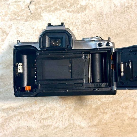 🌈 Beautiful Canon EOS Rebel Ti 35mm Camera - Picture 8 of 9